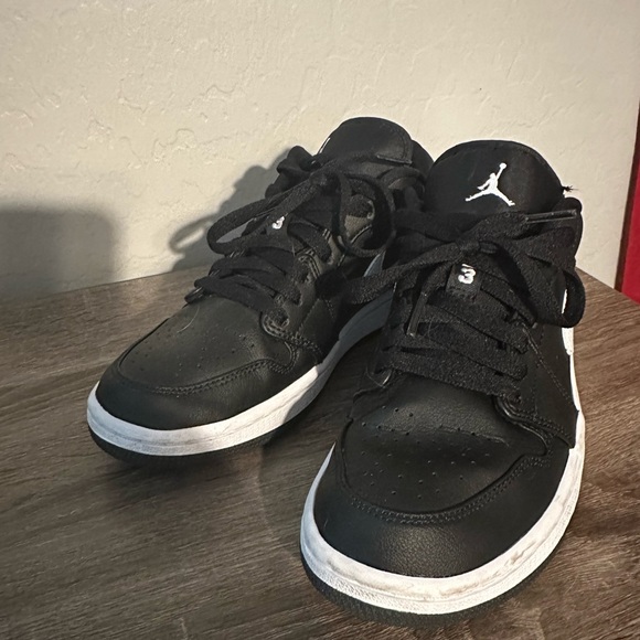 Women’s Jordan’s - Picture 2 of 3